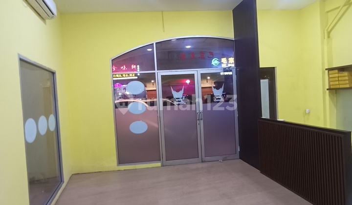 Kiosk in the Mediterranean Gajah Mada Apartment Lobby for Lease