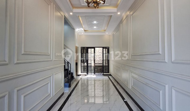 Luxury Flood-Free Home Near Depok Station Luxury Flood-Free Home Near Depok Station