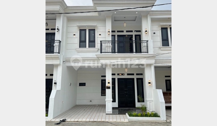 2-Storey House Flood-Free Near Old and New Depok Stations