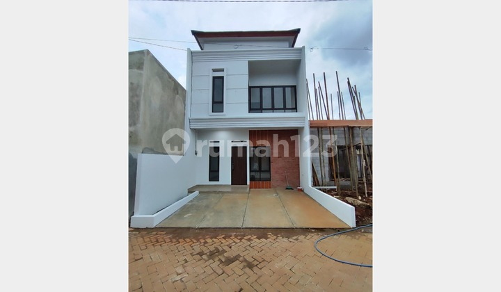 Rumah 2 Lantai Berdesain Modern Dekat Stasiun Pondok Cina