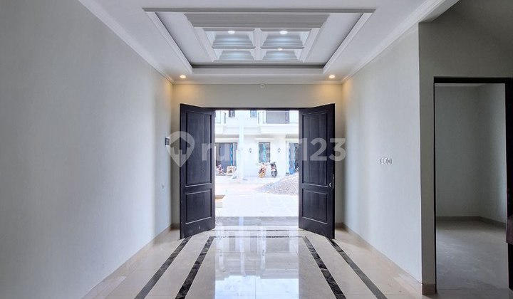 Rumah Gaya Classic Minimalis Bebas Banjir Dekat Tol Cibubur 2