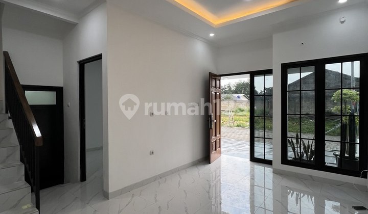 ruang tamu rumah keren akses 2 mobil