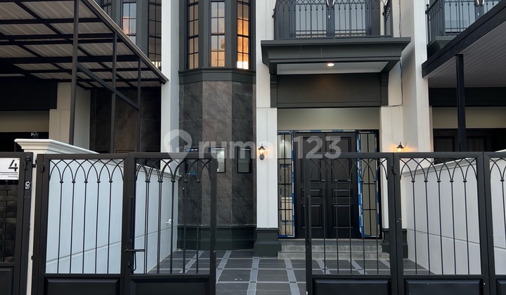 Nice Big House, Very Spacious, Mosque and Hypermart in Front, Depok.