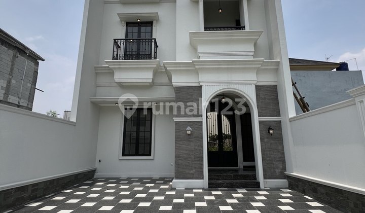 Strategic 2-Storey Luxury House Near Depok Station Strategic 2-Storey Luxury House Near Depok Station