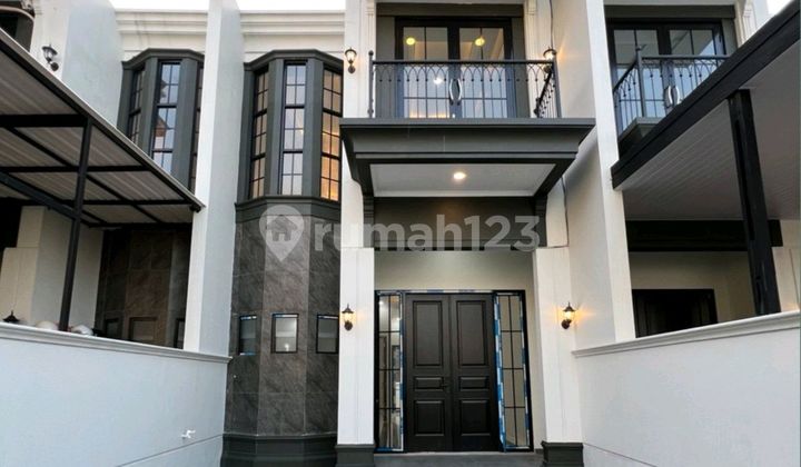 Nice Big House, Very Spacious, Mosque and Hypermart in Front, Depok.