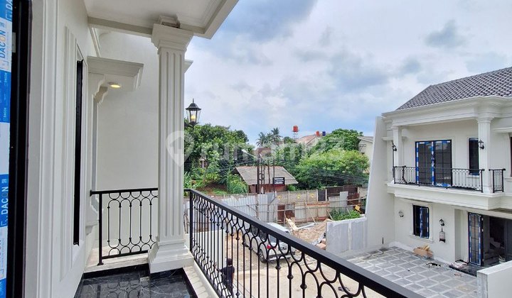 Rumah 2 Lantai Gaya Classic Minimalis Dekat Tol Cibubur