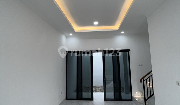 ruang keluarga rumah keren akses 2 mobil