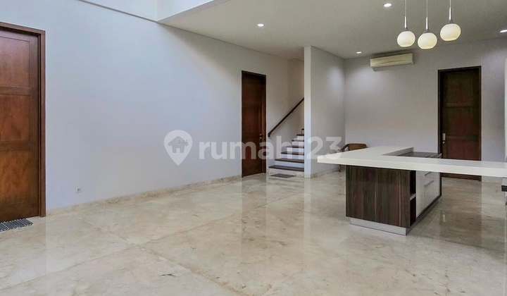 Design Modern Tropis Halaman Luas Jalan Lebar Bebas Banjir di Kemang 2