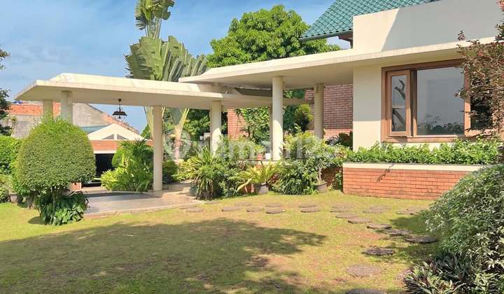 Nuansa Villa House with Super Large Land in Lebak Bulus