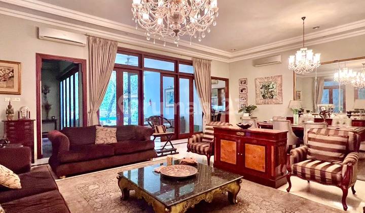 Tropical House dengan Slot Parkir Banyak Lokasi Strategis di Menteng 2