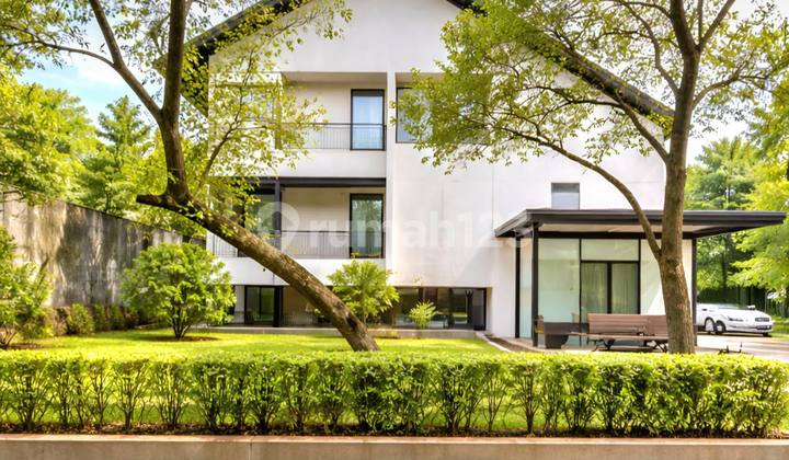 Bwngunan Terawat Dalam Town House Bergaya Tropical Moderndi Bintaro Jaksel