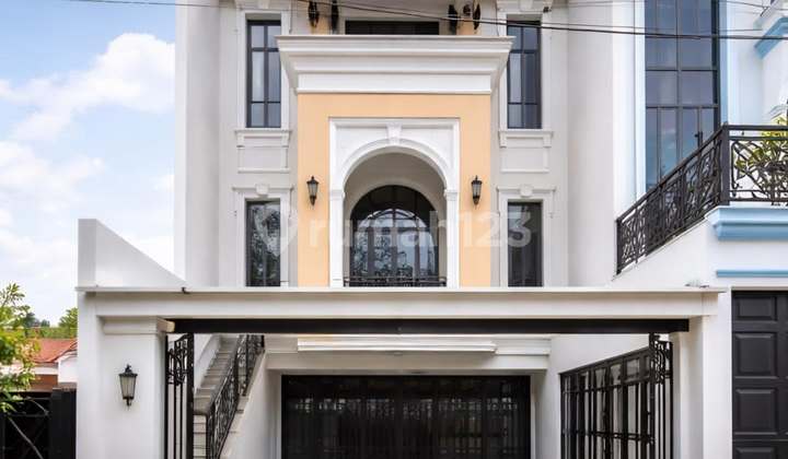 Brand New House 2 Lantai Design Classic di Jagakarsa