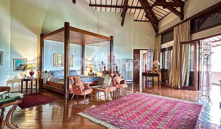 A Spacious and Beautiful Resort House in West Pejaten 2