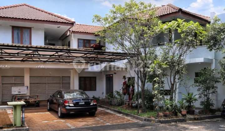 Townhouse with Private Pool in Lebak Bulus