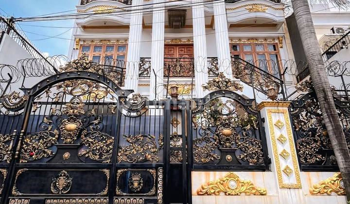 Bangunan 3 Lantai Terawat Siap Huni di Tebet