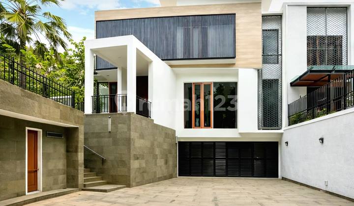 Rumah 3 Lantai Baru Direnovasi di Kawasan Elit Kuningan