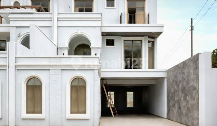 Brand New House Row Jalan Lebar Dilengkapi Lift dan Private Pool di Tebet