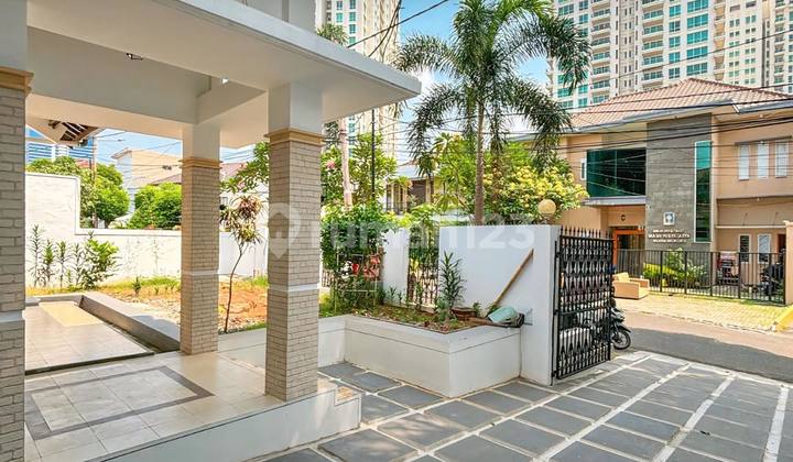 Old House in Kebayoran Baru Complex