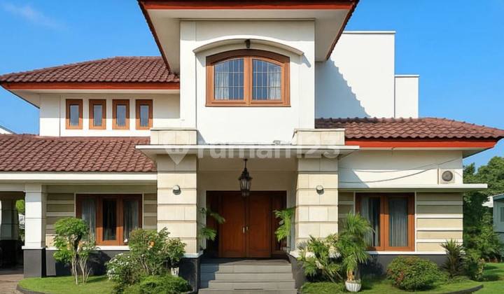 Well-Maintained House with Large Land, Suitable for Residence or Building a Cluster