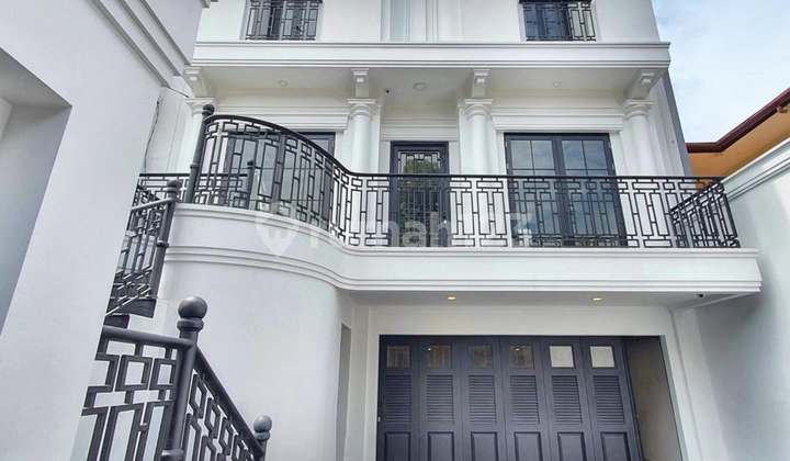 Rumah Gaya Classic 3 Lantai + Rooftop Di Cipete Jaksel