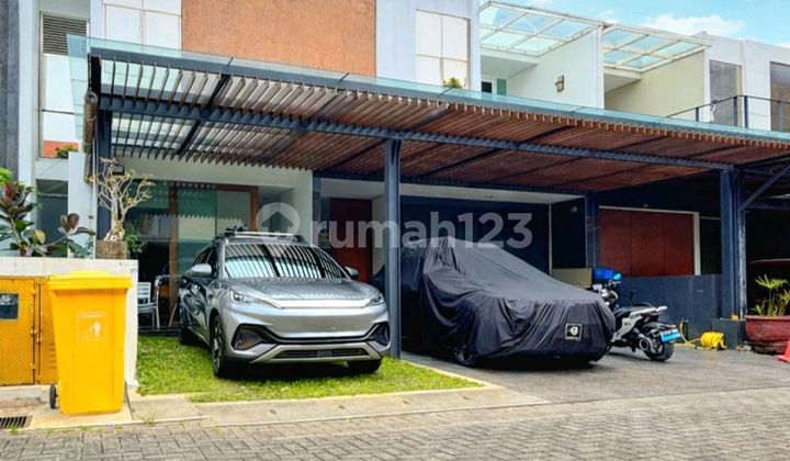 Modern House in Town House