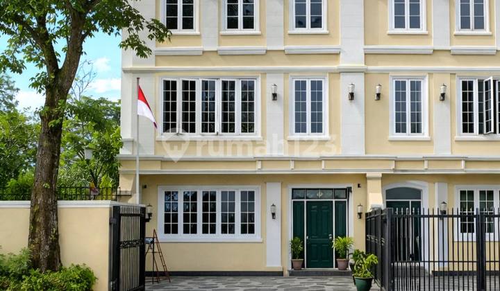 Bangunan 3 Lantai Terawat Siap Huni Lokasi Strategis di Jagakarsa