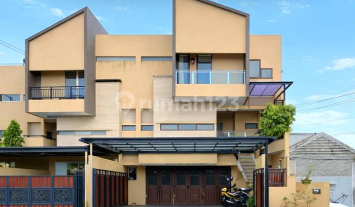 Ready-to-Occupy House in a Townhouse in Pejaten