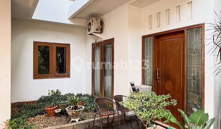 Townhouse with Private Pool in Lebak Bulus 2