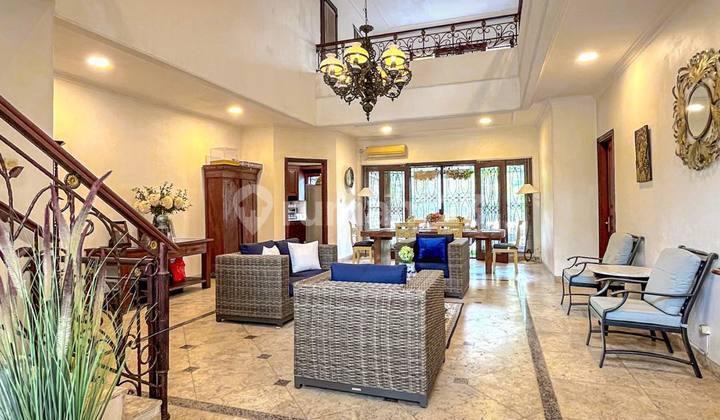 Bangunan Dua Lantai Terawat Siap Huni dengan Tanah Lias di Pejaten