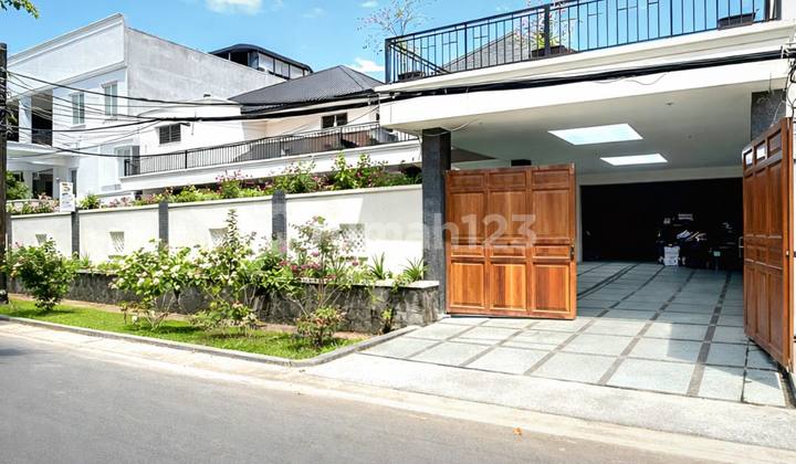 Lebak Bulus Rumah Cantik dengan Pool Dekat MRT Lebak Bulus Rumah Cantik dengan Pool Dekat MRT