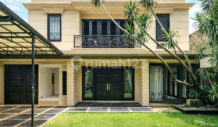 Rumah Terawat Siap Huni Bangunan 2 Lantai Row Lebar di Kebayoran Baru