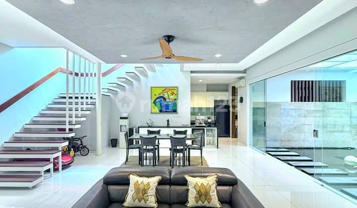 Rumah Dalam Komplek Depan Taman Di Kebayoran Baru