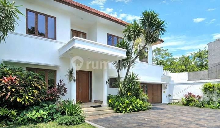 Rumwh dengan Halaman Hijau Luas Dilengkapi Kolam Renang di Kemang