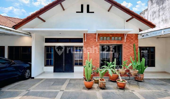 Well-Maintained House in a Strategic Location, Suitable for Residential or Commercial Use in Kebayoran Baru