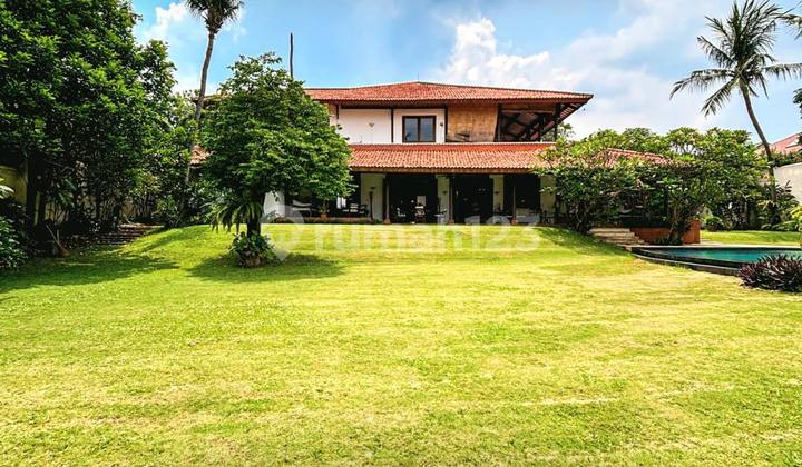 A Spacious and Beautiful Resort House in West Pejaten