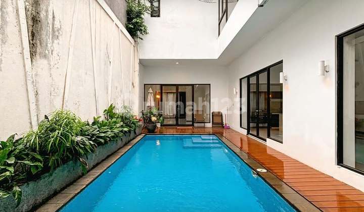 Rumah Dalam Komplek Dengan Private Pool Di Kemang