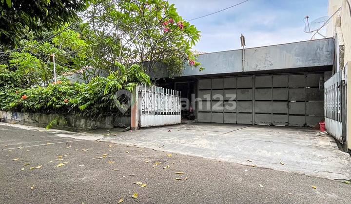 Rumah untuk Dibangun Ulang di Kebayoran Baru Rumah untuk Dibangun Ulang di Kebayoran Baru