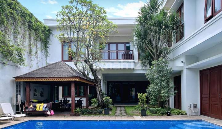 Tropical House dengan Slot Parkir Banyak Lokasi Strategis di Menteng