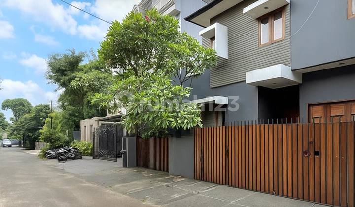 House in a Complex with Strategic Location in Kebayoran Baru