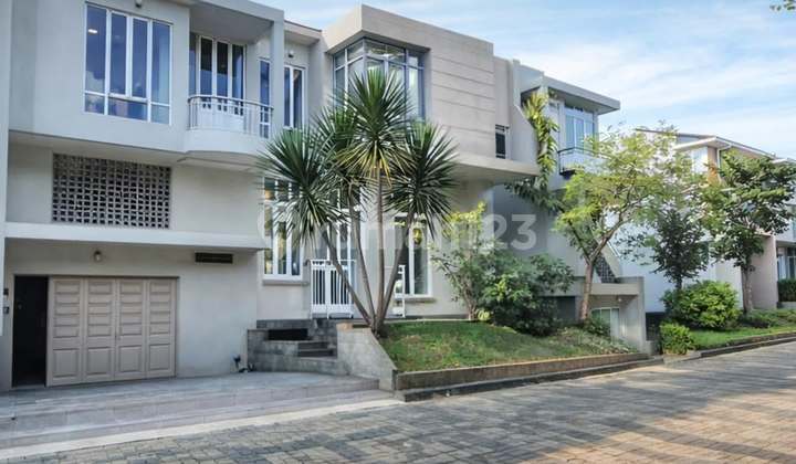 Rumah Strategis Terawat dan Siap Huni dengan Private Pool di Kemang Rumah Strategis Terawat dan Siap Huni dengan Private Pool di Kemang