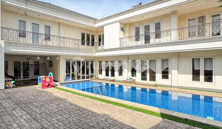 Large Land Well-Maintained Building with Private Pool in Kemang