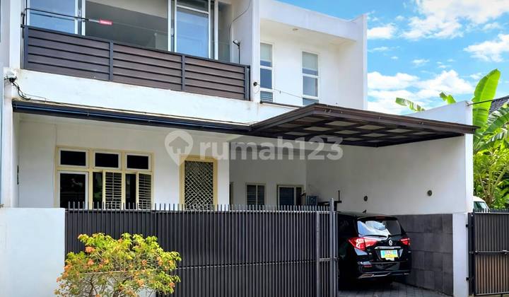 Bangunan 2 Lantainterwat Siap Huni Semi Furnished Dalam Komplek Besar di Pondok Indah