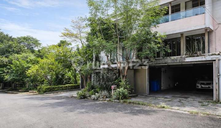 Rumah 3 Lantai Jalan Depan Lebar Berada di Dalam Komplek di Daerah Pondok Indah