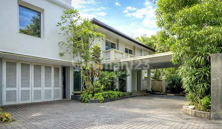 Rumah Mewah Posisi Hook Tanah Kuas Siap Huni Lokasi Strategis di Kebayoran Baru