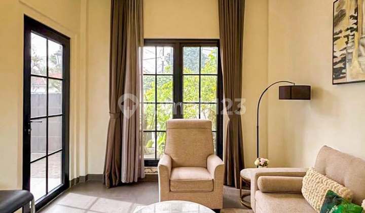 Design Classic Bangunan 2 Lantai di Tempat Strategis Dekat dengan Stasiun M R T di Daerah Cilandak 2