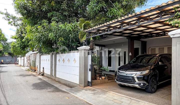 Strategic Location 1-Story House With Private Pool in Kemang