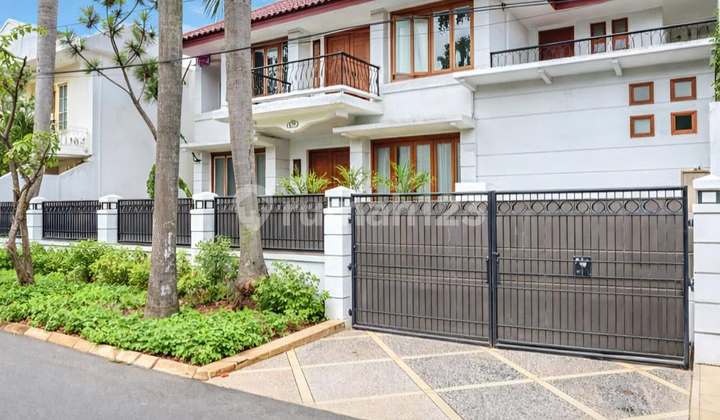 Rumah Dalam Komplek Besar dan Elite dengan Private Pool di Pondok Indah