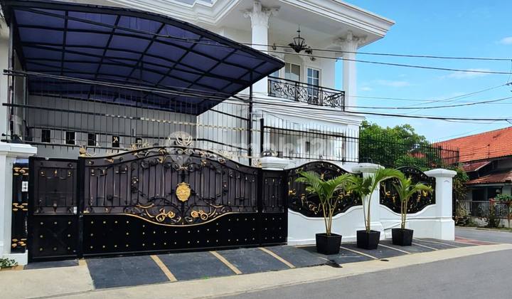 Modern Classic Design 2-Story Wide Row House in Tebet