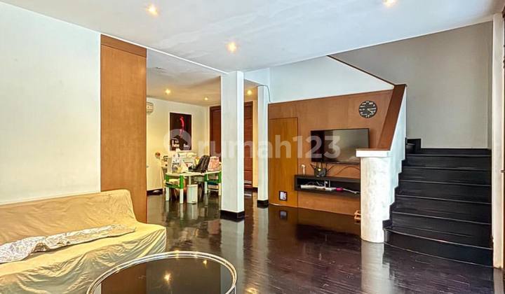 Rumah Dengan Tanah Luas 2 Lantai Di Kemang 2