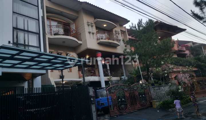 Rumah 2 Lantai SHM Parahyangan Rumah Villa Gegerkalong Bandung  2